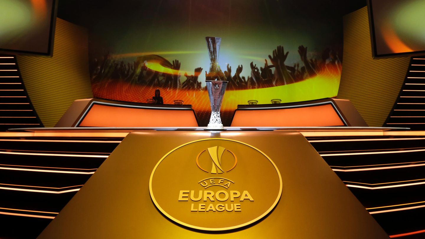 Der Pokal der UEFA Europa League wird bei der Gruppen-Auslosung ausgestellt
