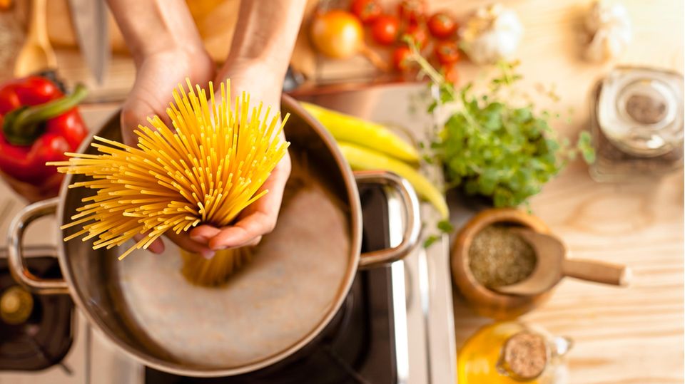 Vermeiden Sie diese Fehler - und ihre Pasta gelingt perfekt! Vermeiden Sie diese Fehler - und ihre Pasta gelingt perfekt!