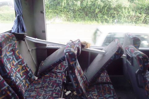 Stange einer Hähnchenbude bohrt sich in Linienbus