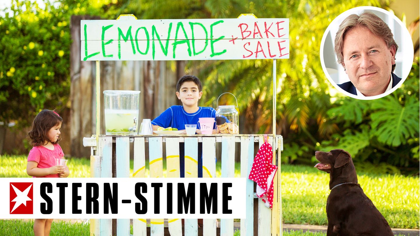 Sehr junger Geschäftsmann mit Limonadenstand
