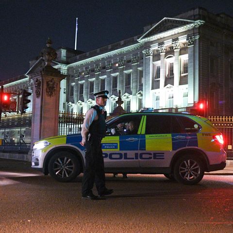 Mann mit Schwert vor Buckingham-Palast: Anti-Terror-Einheit ermittelt