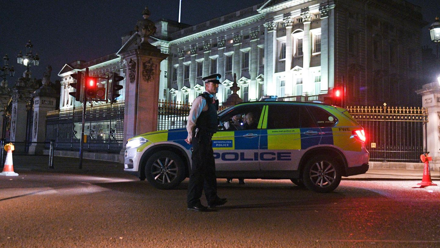 Mann mit Schwert vor Buckingham-Palast: Anti-Terror-Einheit ermittelt
