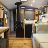 Blick auf die Küchenzeile und den zentralen Ofen