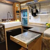 Gewicht spielt keine Rolle: Die Spüle ist aus Keramik.