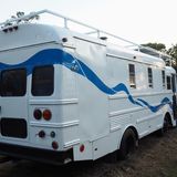 In der Seitenansicht erkennt man die angehobene Dachlinie.