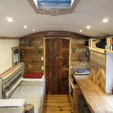 Der Wohnbereich mit dem langen Tisch.