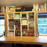 Dahinter verbirgt sich ein kleines Regal.