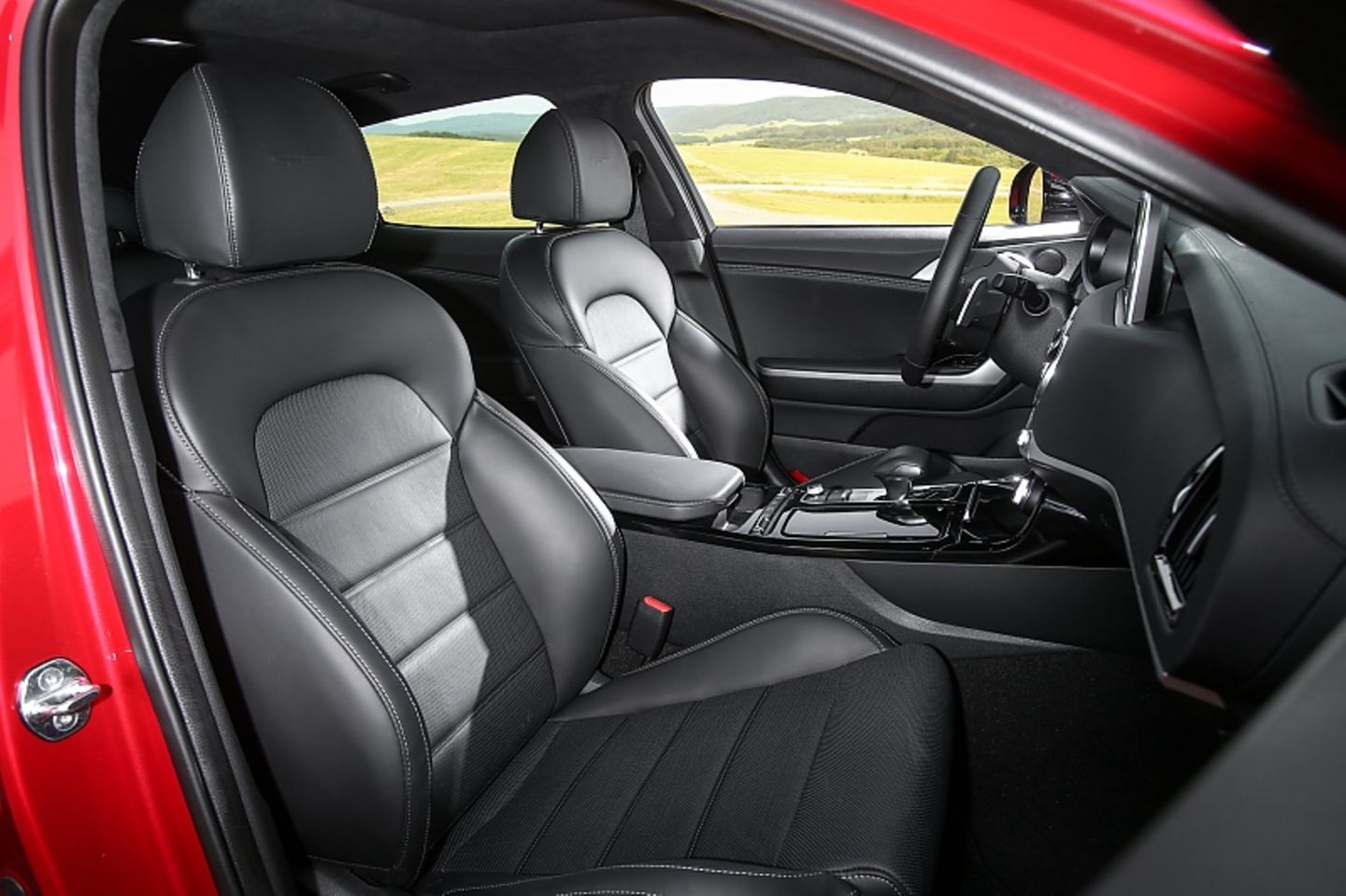 Kia Stinger GT4 AWD - bequeme Sitze in Reihe eins
