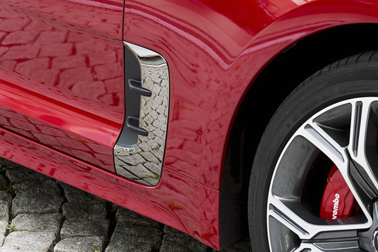 Kia Stinger GT4 AWD - etwas viel Bling-Bling an der Flanke