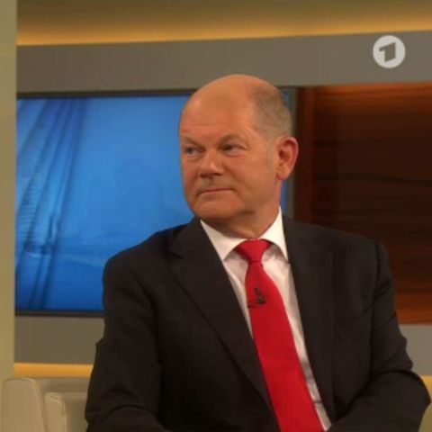 Während die Linke Sahra Wagenknecht spricht und gestikuliert, schaut ihr SPD-Politiker Olaf Scholz bei "Anne Will" zu