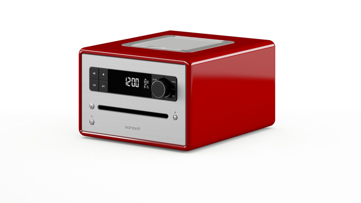 Das SonoroCD-2 kombiniert Musik und Lichtsteuerung. Das mitgelieferte Dimmermodul kann an eine beliebige Lampe angeschlossen und mit dem CD-2 verbunden werden.  Auf diese Weise verwandelt sich das Gerät in einen Wecker, der neben den bereits einprogrammierten Geräuschen wie Vogelgezwitscher auch langsam das Licht heller werden lässt. Ein künstlicher Sonnenaufgang sozusagen. Und ohne funkende Internetanbindung kann man es getrost auf den Nachtisch im Schlafzimmer stellen. Das SonoroCD2 wird über CD oder USB mit Musik gefüttert. 