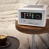 Der sonoroRelax ist die ideale Musikquelle für Entspannungsmomente.  Der Clou sind die eingespeicherten Musiktitel zur Meditation sowie Naturgeräusche wie Vogelgezwitscher oder Meeresrauschen. Der sonoroRelax ist sehr anschlussfreudig: Digital Radio, Internetradio, Musikstreaming direkt aus Spotify oder von anderen Geräten via Bluetooth. Der nach oben ausgerichtete Lautsprecher erzeugt ein 360-Grad-Klangbild. Direkt ans Bett gehört er wegen der Wlan-Anbindung indes nicht. Im Schlafzimmer sollte Funkstille herrschen. 