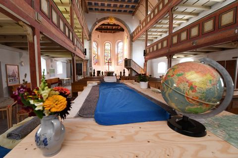 Ein Bett steht in der Michaeliskirche in Neustadt am Rennsteig in Thüringen: Radfahrer, Wanderer und interessierte Touristen erhalten hier eine Übernachtungsmöglichkeit für bis zu drei Personen im Innenraum der Kirche.