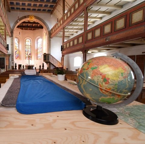 Ein Bett steht in der Michaeliskirche in Neustadt am Rennsteig in Thüringen: Radfahrer, Wanderer und interessierte Touristen erhalten hier eine Übernachtungsmöglichkeit für bis zu drei Personen im Innenraum der Kirche.