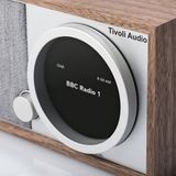 Schlicht, edel, funktional - das Tivoli Modell One in der Variante für Digital Radio DAB+ empfängt nicht nur Radio, sondern auch Musik über Wlan-Streaming vom eignen Media-Homeserver oder von Musikdiensten wie Spotify. Wer kein Netz hat, verbindet das Modell One via Bluetooth mit anderen smarten Geräten. Konfiguriert wird der musikalische Hingucker über eine iOS oder Android-App.
