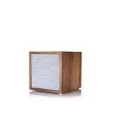 Weniger mehr geht kaum: Der minimalistische Tivoli Cube ist ein vielseitiger Lautsprecher. Seine Musik bezieht er entweder über das heimische Netz oder über Bluetooth von anderen smarten Geräten. Er fühlt sich im Monobetrieb wohl, kann aber auch mit vier weiteren Cubes im Verband zum Mehrpunkt-Soundsystem aufgebaut werden. Der Musikwürfel kommt eine Zeit lang auch ohne Stromkabel aus - Lithium-Akkus versorgen ihn mit Energie. Sehr praktisch für die Terrasse oder den Garten. 