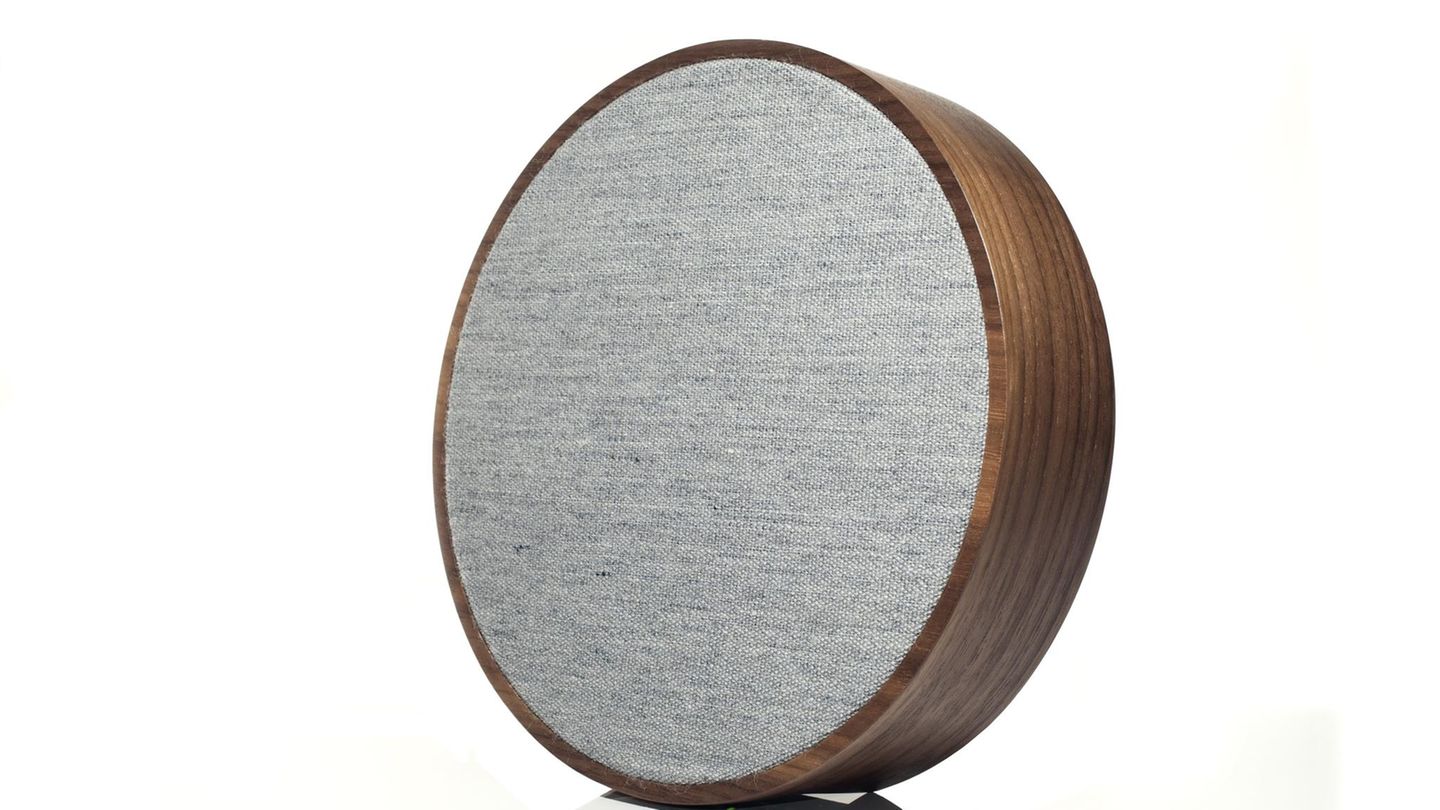 Der Tivoli ORB hat schon etwas von einem Kunstobjekt. Der Streaming-Lautsprecher soll vor einem eines nicht: im Wohnbereich auffallen. Die grundlegenden Bedienelemente sind an der Unterseite des Lautsprechers angebracht. Über eine App lassen sich zwei ORBs zu einem Stereopaar oder vier zu einem Mehrpunktsystem zusammenschalten. Dank der eingebauten Lithium-Akkus kann man den ORB auch ohne jedes Kabel an die Wand hängen. Und sollte kein Wlan zur Verfügung stehen: Der Rundling versteht auch Bluetooth.