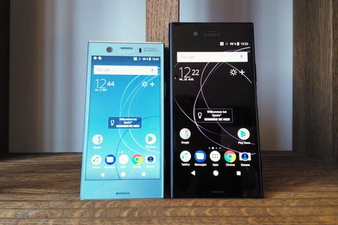 Sony Xperia XZ1 und XZ1 Compact stehen nebeneinander in einem Regal