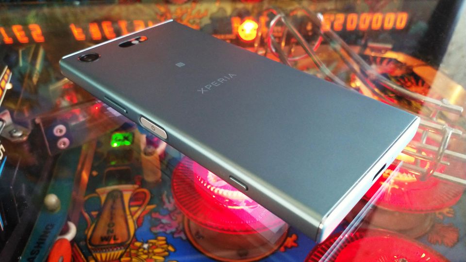 Das Sony Xperia XZ1 Compact liegt auf einem Flipper