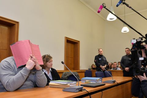 Krankenpfleger Niels H. (l.)  im Jahr 2015 auf  der Anklagebank im Landgericht Oldenburg