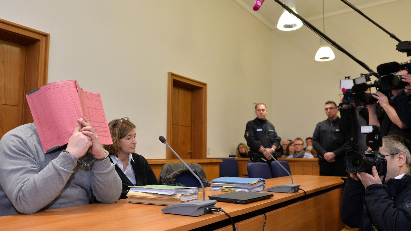 Krankenpfleger Niels H. (l.)  im Jahr 2015 auf  der Anklagebank im Landgericht Oldenburg