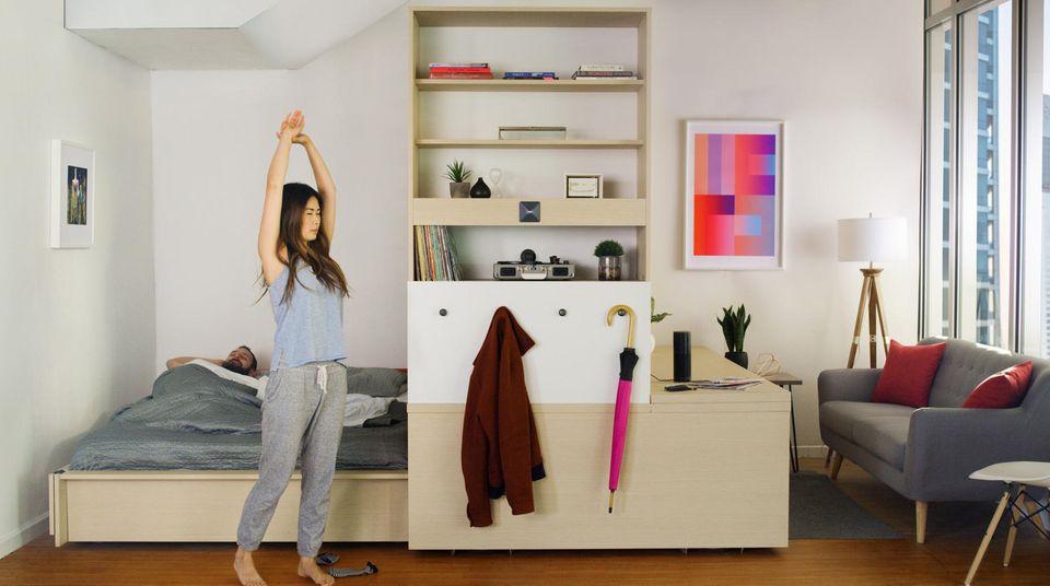 Fernseher, Sound und SmartHome: Die Schattenseite des Silicon Valley sind explodierende Mietpreise, 3000 US-Dollar kostet mittlerweile eine Zweizimmer-Wohnung. Béhar arbeitet mit seinem 75-köpfigen Team von Fuseproject an automatisiertem Mobiliar für Micro-Appartments: Dieser motorisierte Schrank zieht per Knopfdruck das Bett ein, rollt nach links und lässt so genug Fläche, um Gäste zu empfangen. Die Schattenseite des Silicon Valley sind explodierende Mietpreise, 3000 US-Dollar kostet mittlerweile eine Zweizimmer-Wohnung. Béhar arbeitet mit seinem 75-köpfigen Team von Fuseproject an automatisiertem Mobiliar für Micro-Appartments: Dieser motorisierte Schrank zieht per Knopfdruck das Bett ein, rollt nach links und lässt so genug Fläche, um Gäste zu empfangen.