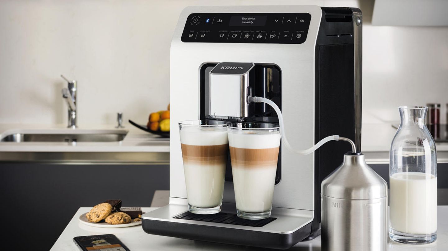Krups Evidence Der Krups Evidence bietet die Wahl zwischen zwölf verschiedenen Kaffeespezialitäten. Die One-Touch-Cappuccino-Funktion serviert auf Knopfdruck einen Kaffee mit perfektem Milchschaum, durch die Doppel-Funktion lassen sich sogar zwei Cappuccino auf einmal zubereiten. Und wenn ein Extra-Wachmacher gewünscht ist, kann über die Funktion „Extra Shot“ zu jedem Getränk ein zusätzlicher Schuss Espresso ausgewählt werden. Über die Funktion „Dark“ wird dieser gleich extra-stark zubereitet. Krups Evidence Der Krups Evidence bietet die Wahl zwischen zwölf verschiedenen Kaffeespezialitäten. Die One-Touch-Cappuccino-Funktion serviert auf Knopfdruck einen Kaffee mit perfektem Milchschaum, durch die Doppel-Funktion lassen sich sogar zwei Cappuccino auf einmal zubereiten. Und wenn ein Extra-Wachmacher gewünscht ist, kann über die Funktion „Extra Shot“ zu jedem Getränk ein zusätzlicher Schuss Espresso ausgewählt werden. Über die Funktion „Dark“ wird dieser gleich extra-stark zubereitet.
