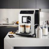 Krups Evidence  Der Krups Evidence bietet die Wahl zwischen zwölf verschiedenen Kaffeespezialitäten. Die One-Touch-Cappuccino-Funktion serviert auf Knopfdruck einen Kaffee mit perfektem Milchschaum, durch die Doppel-Funktion lassen sich sogar zwei Cappuccino auf einmal zubereiten. Und wenn ein Extra-Wachmacher gewünscht ist, kann über die Funktion „Extra Shot“ zu jedem Getränk ein zusätzlicher Schuss Espresso ausgewählt werden. Über die Funktion „Dark“ wird dieser gleich extra-stark zubereitet. 