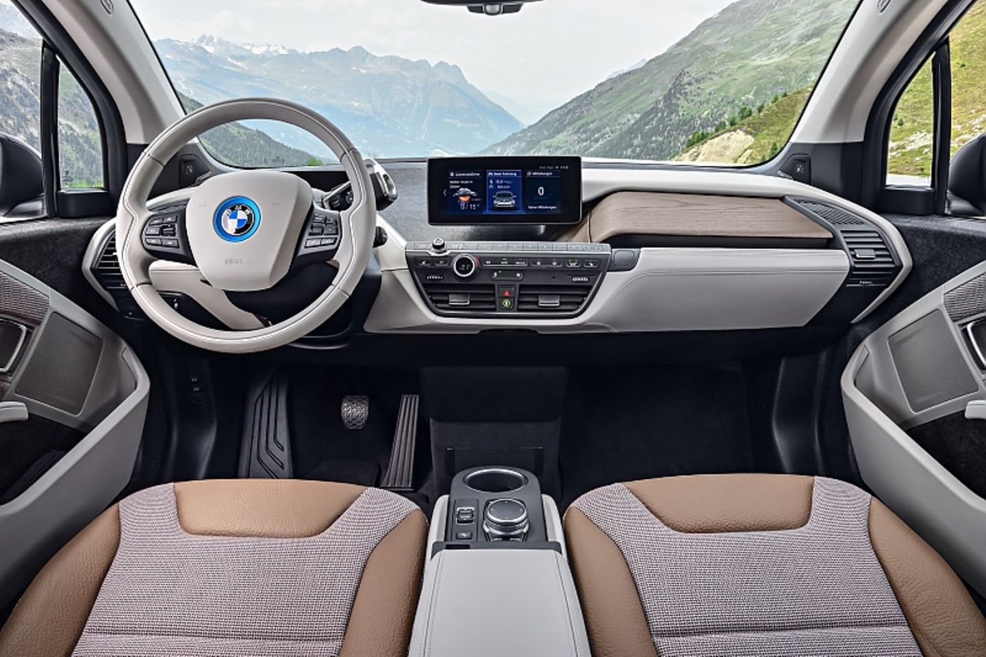 Im Interieur gibt es neu Stoffe
