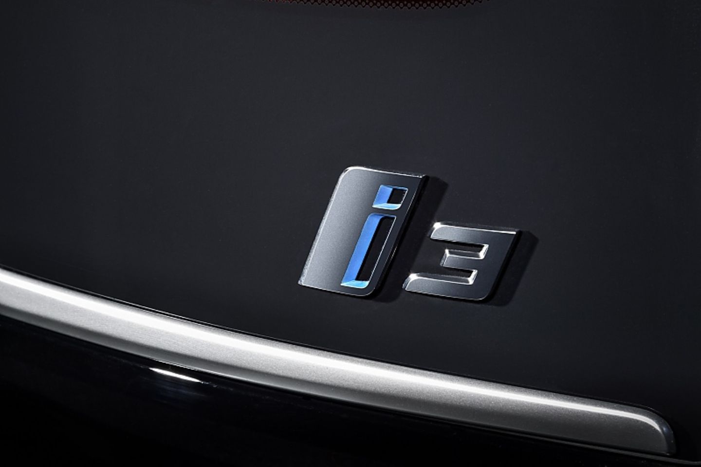 Beim BMW i3s sind die Typen-Plaketten weiter außen angebracht