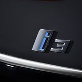 Beim BMW i3s sind die Typen-Plaketten weiter außen angebracht