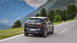 Das Sportfahrwerk des BMW i3s hat eine Tieferlegung um einen Zentimeter und die hintere Spur ist vier Zentimeter breiter.