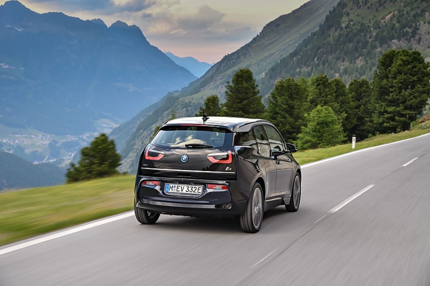 Das Sportfahrwerk des BMW i3s hat eine Tieferlegung um einen Zentimeter und die hintere Spur ist vier Zentimeter breiter.