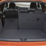 Legt man die Lehnen der Rückbank um, entsteht ein ebener, wenngleich leicht ansteigender Ladeboden