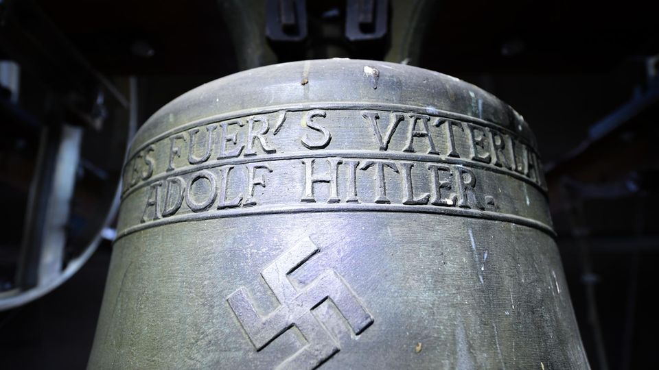 Nachrichten aus Deutschland: Die "Hitler-Glocke" hängt seit 1934 im Turm der evangelischen Jakobskirche in Herxheim am Berg (Rheinland-Pfalz) und trägt ein Hakenkreuz sowie die Aufschrift "Alles fuer's Vaterland - Adolf Hitler". Die "Hitler-Glocke" hängt seit 1934 im Turm der evangelischen Jakobskirche in Herxheim am Berg (Rheinland-Pfalz) und trägt ein Hakenkreuz sowie die Aufschrift "Alles fuer's Vaterland - Adolf Hitler".