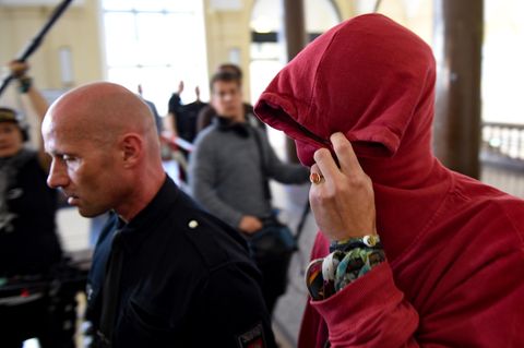Der 21-jährige Angeklagte auf dem Weg in den Gerichtssaal. Wenig später fiel das erste Urteil nach den G20-Krawallen in Hamburg.
