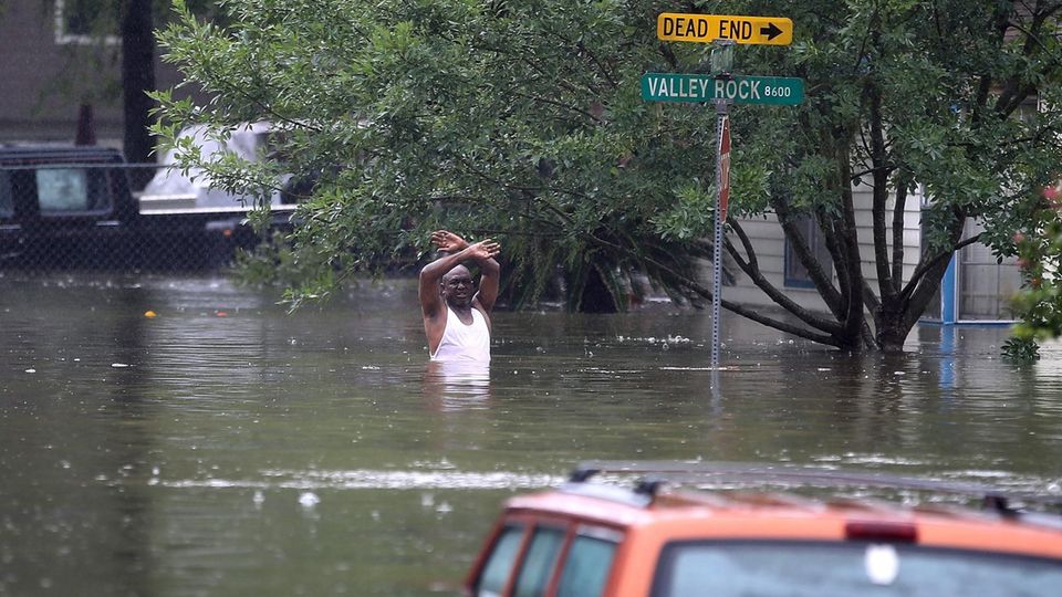 Mann in Houston bis Hüfte im Wasser nach Hurricane Harvey - US-Wetterdienst braucht für Fluten zusätzliche Farben