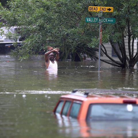 Mann in Houston bis Hüfte im Wasser nach Hurricane Harvey - US-Wetterdienst braucht für Fluten zusätzliche Farben