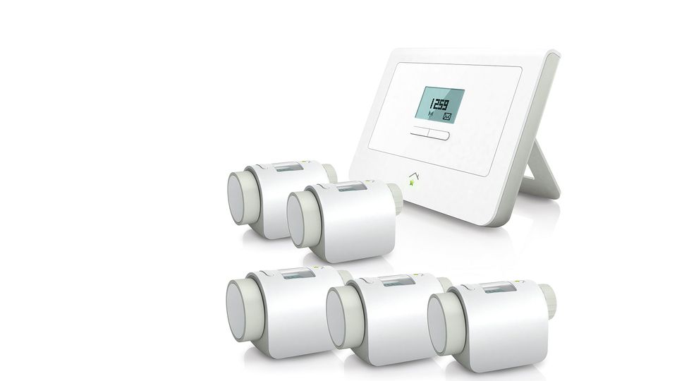 Sparsam durch den Winter: Mit sogenannten Smart-Home-Zentralen, wie dieser hier von Innogy, und Hightech-Thermostaten lassen sich Heizkörper in smarte Geräte verwandeln. Die Regler können via iOS- oder Android-App ferngesteuert und programmiert werden. An eisigen Tagen von unterwegs schon mal die Heizung hochdrehen, um dann in ein warmes Zuhause zu kommen? Mit diesem System kein Problem. Mit sogenannten Smart-Home-Zentralen, wie dieser hier von Innogy, und Hightech-Thermostaten lassen sich Heizkörper in smarte Geräte verwandeln. Die Regler können via iOS- oder Android-App ferngesteuert und programmiert werden. An eisigen Tagen von unterwegs schon mal die Heizung hochdrehen, um dann in ein warmes Zuhause zu kommen? Mit diesem System kein Problem.