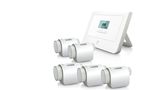 Mit sogenannten Smart-Home-Zentralen, wie dieser hier von Innogy, und Hightech-Thermostaten lassen sich Heizkörper in smarte Geräte verwandeln. Die Regler können via iOS- oder Android-App ferngesteuert und programmiert werden. An eisigen Tagen von unterwegs schon mal die Heizung  hochdrehen, um dann in ein warmes Zuhause zu kommen? Mit diesem System kein Problem. 