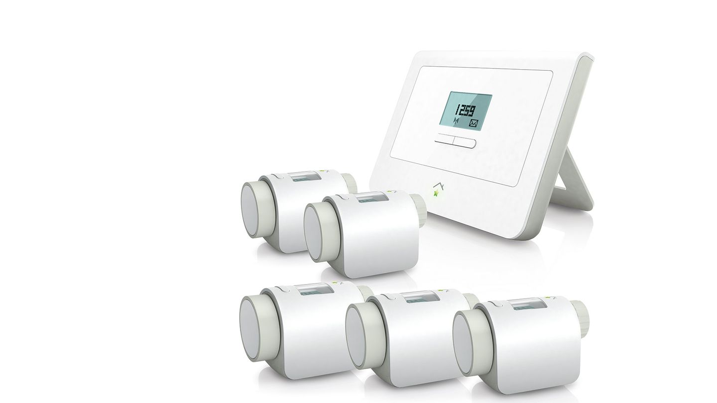 Mit sogenannten Smart-Home-Zentralen, wie dieser hier von Innogy, und Hightech-Thermostaten lassen sich Heizkörper in smarte Geräte verwandeln. Die Regler können via iOS- oder Android-App ferngesteuert und programmiert werden. An eisigen Tagen von unterwegs schon mal die Heizung hochdrehen, um dann in ein warmes Zuhause zu kommen? Mit diesem System kein Problem. Mit sogenannten Smart-Home-Zentralen, wie dieser hier von Innogy, und Hightech-Thermostaten lassen sich Heizkörper in smarte Geräte verwandeln. Die Regler können via iOS- oder Android-App ferngesteuert und programmiert werden. An eisigen Tagen von unterwegs schon mal die Heizung hochdrehen, um dann in ein warmes Zuhause zu kommen? Mit diesem System kein Problem.