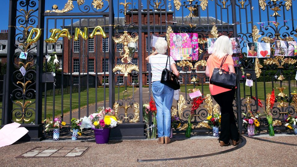 Zum 20. Todestag: In stillem Gedenken. Blumen vor dem Kensington Palace, in dem sie lebte, nach wie vor Wohnsitz ihrer Söhne In stillem Gedenken. Blumen vor dem Kensington Palace, in dem sie lebte, nach wie vor Wohnsitz ihrer Söhne