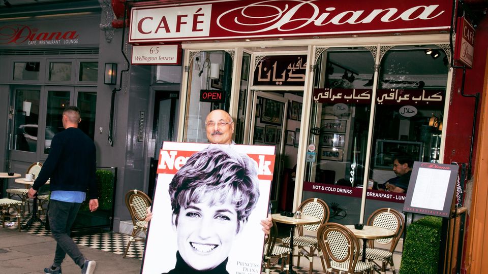 Zum 20. Todestag: Abdul Daoud mit Poster vor seinem Café Abdul Daoud mit Poster vor seinem Café