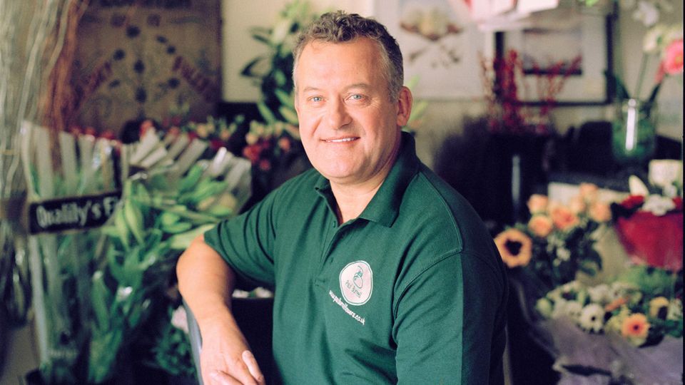 Zum 20. Todestag: Ewige Liebe: ihr Butler und Vertrauter Paul Burrell in seinem Blumenladen, den er sich dank seiner Chefin kaufen konnte Ewige Liebe: ihr Butler und Vertrauter Paul Burrell in seinem Blumenladen, den er sich dank seiner Chefin kaufen konnte