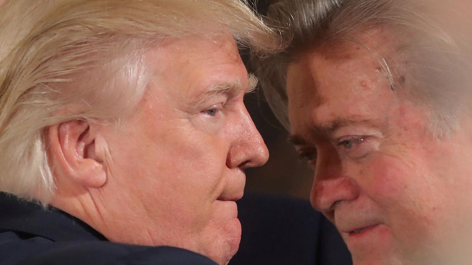 Ex-Trump-Berater: Ein Bild vom Anfang der Präsidentschaft: Donald Trump beim Zwiegespräch mit seinem Berater Bannon im Weißen Haus Ein Bild vom Anfang der Präsidentschaft: Donald Trump beim Zwiegespräch mit seinem Berater Bannon im Weißen Haus