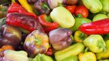 Die Haut der Paprika ist nicht dick genug, um das Innere vor Pestiziden zu schützen. Kaufen Sie das Gemüse also aus biologischem Anbau.