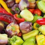 Die Haut der Paprika ist nicht dick genug, um das Innere vor Pestiziden zu schützen. Kaufen Sie das Gemüse also aus biologischem Anbau.