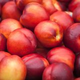 Nektarinen sitzen im gleichen Boot wie Pfirsiche. Ein Großteil der in konventionellem Anbau kultivierten Früchte sind mit Pestiziden belastet.