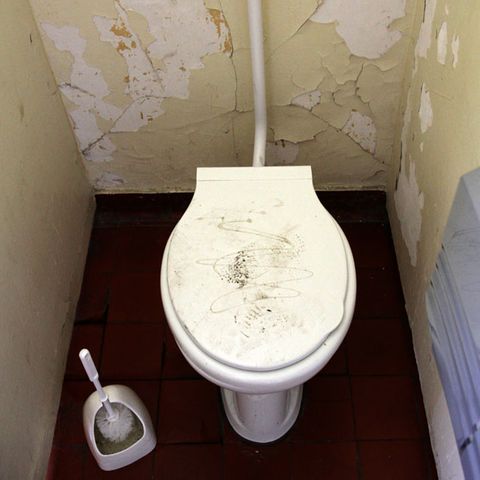 Ein Klassenzimmer und eine veraltete Schultoilette