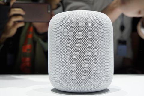 Der Star des Abends ist der neue HomePod. Der smarte Lautsprecher hört dank Assistentin Siri aufs Wort. Im Gegensatz zu anderen Sprachlautsprechern wie Google Home und Amazon Echo soll er dazu noch einen hervorragenden Klang bieten, der sich etwa mit den Geräten der Soundexperten von Sonos messen können soll.